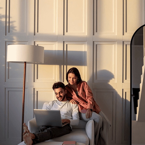 Pareja trabajando junta